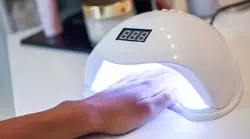 Perché la luce UV polimerizza lo smalto gel